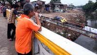 Warga menyaksikan bangunan-bangunan yang telah hancur.