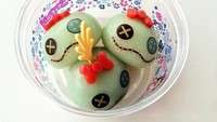 Tokyo Disneyland juga punya scrump mochi yang enak. Karakter ini populer di film Lilo and Stitch, dengan rasa pisang, mangga dan ubi. Enak! (Foto: Istimewa)