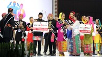 Gubernur DKI Jakarta Djarot Saipul Hidayat menyerahkan hadiah ke pemenang pemilihan Abang None Jakarta. (dok. Bank DKI)