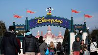 Disneyland Paris dituntut oleh seorang wanita.