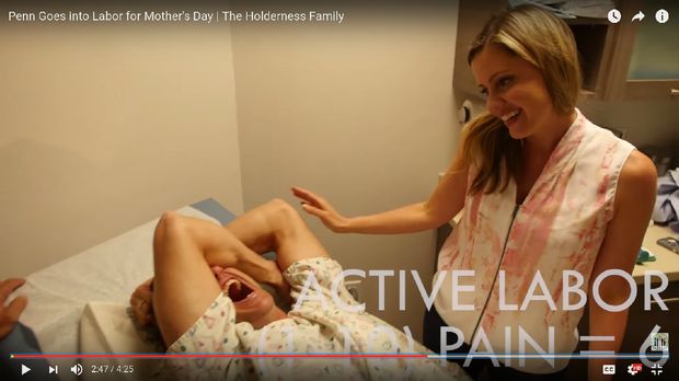 Ekspresi Penn ketika menahan nyeri melahirkan