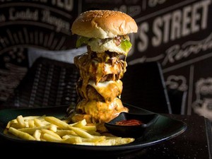 Wow! Begini Nih Jadinya Kalau Makan Burger Isi 10 Daging Patty