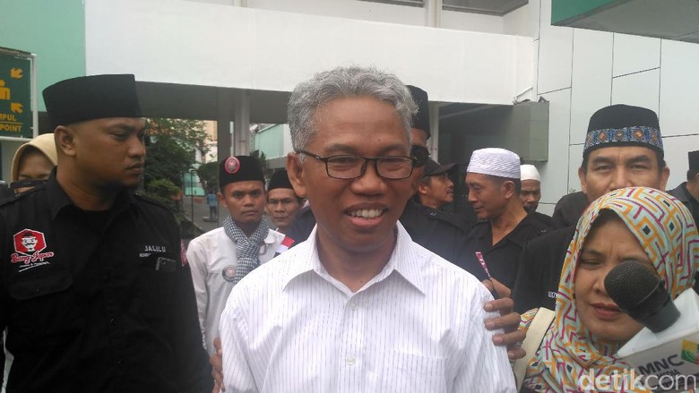 Jenguk ke RSPAD, Buni Yani Gagal Bertemu Ahli IT Hermansyah Jenguk ke RSPAD, Buni Yani Gagal Bertemu Ahli IT Hermansyah