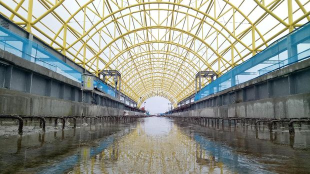 pengecoran untuk pekerjaan slab track mulai dilakukan di dua titik yakni Zona 1 (Bandara Sultan Mahmud Badaruddin II) dan Zona 5 (Jakabaring) dengan metode cash in situ (cor di tempat).