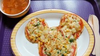 Selain dim sum, Hong Kong Disneyland juga punya pizza berbentuk kepala Mickey Mouse dengan campuran lelehan keju. Nyam! (Foto: Istimewa)