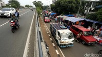 Lapak-lapak PKL bahkan berdiri di ruas kiri jalan.