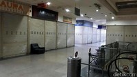 Padahal, biasanya waktu akhir pekan menjadi momen bagi pusat perbelanjaan untuk menjaring lebih banyak pengunjung dan pelanggan. Tapi tak demikian di WTC Mangga dua, pengujung yang datang juga sepi di akhir pekan.