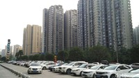 Kota Chengdu, China, sebenarnya tidak melarang mobil sepenuhnya. Hanya setengah jalan di kota yang bisa digunakan untuk berkendara. Rencana pembatasan kendaraan itu sebelumnya akan terjadi pada 2020. Tapi, masalah zonasi membuat kota tersebut menunda tenggat waktu. Foto: Wahyu Setyo