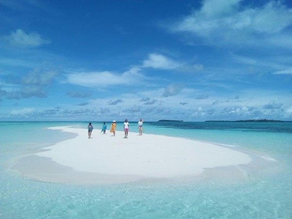 Pulau ini juga memiliki butiran pasir yang bersih dan lembut. Traveler yang sudah datang ke sana bahkan menggambarkan kelembutan pasir itu laksana terigu. Foto: (priscilla.tjitra/dTraveler) Pulau ini juga memiliki butiran pasir yang bersih dan lembut. Traveler yang sudah datang ke sana bahkan menggambarkan kelembutan pasir itu laksana terigu. Foto: (priscilla.tjitra/dTraveler)