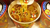 Bagi pecinta Spiderman, tentu ingin mencicip mie instan dengan kelapa Spiderman ini (Foto: Istimewa)