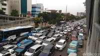 Akhir pekan sekalipun kemacetan tak terhindarkan. Foto: Wildan/detikcom