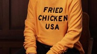 KFC menawarkan sweater kuning bertuliskan Fried Chicken USA. Pas untuk menghangatkan tubuh. (Foto: Istimewa)