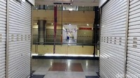 Kondisi ini bukan karena si para pemilik toko memang sedang libur atau belum membuka tokonya, namun karena memang para pedagang di sana berhenti berjualan di sana.