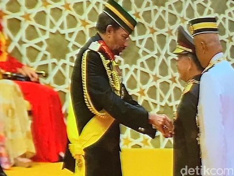 Kapolri Jenderal Tito Karnavian menerima Bintang Kebesaran dari Sultan Brunei.