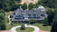 Rumah George Lucas. Terletak di Marin County, Calif. George Lucas yang merupakan pembuat film Star Wars ini memiliki rumah yang berdiri di lahan 5.156 meter. Rumah ini dilengkapi dengan kebun yang ditanami pohon zaitun hingga memorabilia Indiana Jones. Pool/Forbes.