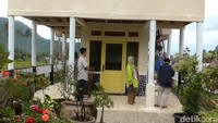 Rumah Kucing ini sendiri mulai diperkenalkan ke publik saat libur Lebaran 2017. Rumah Kucing ini, berbentuk bangunan berlantai dua berkonsep rumah tua, yang di dalamnya berisi belasan kucing.