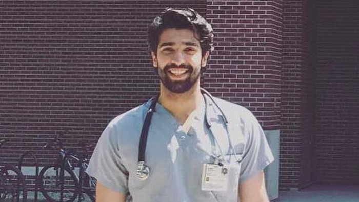 Kenalkan! Ini Rehan, Dokter Ganteng Asal Pakistan yang Hobi Main Bola