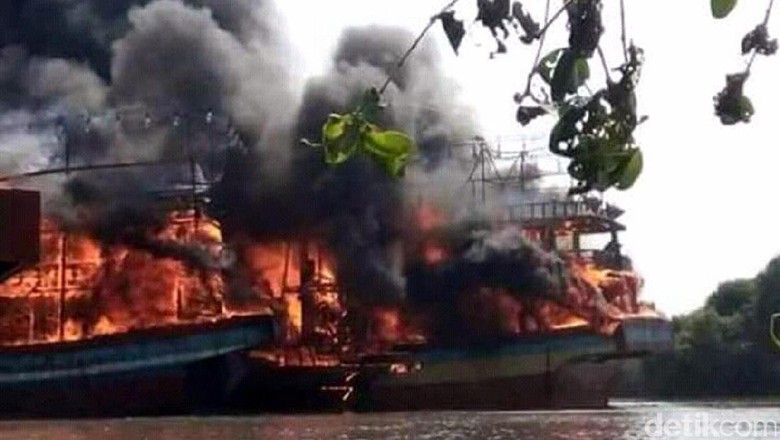 18 Kapal Cantrang Terbakar, Petugas Kesulitan Padamkan Api 18 Kapal Cantrang Terbakar, Petugas Kesulitan Padamkan Api