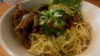 Di Mie Ceker Bandung ini kecuali mienya mulur lembut, ceker ayamnya juga empuk dengan bumbu mansi gurih. Apalagi jika disiram kaldu hangatnya. Slruup!Foto: Istimewa