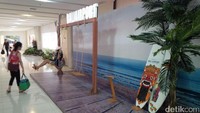 Pihak bandara sengaja menampilkan berbagai dekorasi seperti hanging summer rainbow, dan diorama unik bertema swing chill, holiday in Bali serta beach chill yang dapat membuat penumpang merasakan liburan yang santai dan menyenangkan (David/detikTravel)