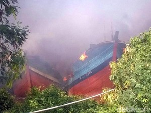 Petugas Kesulitan Padamkan Kebakaran Kapal di Pati