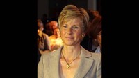 Susanne Klatten. Jika dilihat sekilas, Susanne mirip dengan almarhum Putri Diana, karena potongan rambutnya. Sebagai orang terkaya di dunia, Susanne tampil sederhana menggunakan blazer, kalung dan giwang sebagai aksesorisnya. Anak perempuan dari Herbert Quandt dan Johanna Quandt ini memiliki kekayaan sebesar US$ 22,1 miliar atau sekitar Rp 296,14 triliun. Wanita kelahiran 28 April 1962 ini merupakan orang terkaya nomor 38 versi majalah Forbes. Pool/Forbes.