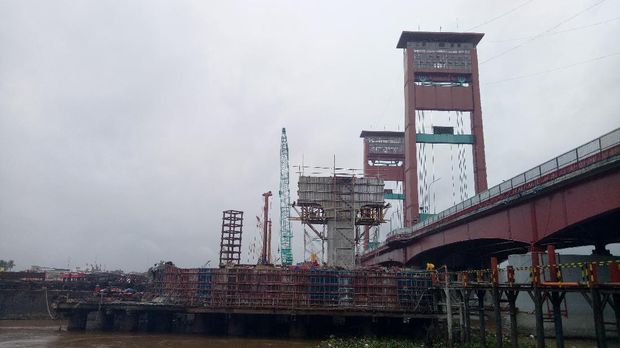 Semua tiang sudah berdiri, kecuali Jembatan Sungai Musi.