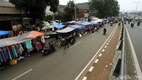 Pedagang kaki lima (PKL) memenuhi satu badan jalan di jalan tersebut, sehingga mengganggu kendaraan yang melintas.