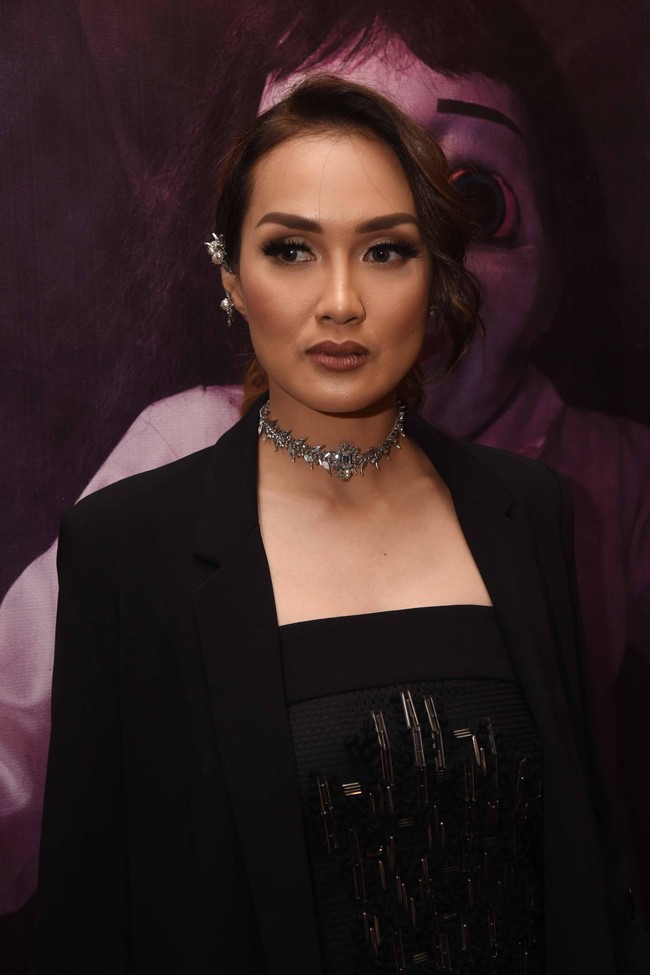 Sara Wijayanto tinggal di rumah bergaya modern minimalis yang disebutnya angker. Artis yang juga cenayang ini menyebut televisi dan peralatan elektronik sering menyala sendiri. Beberapa barang pun sering berpindah tempat dengan sendirinya. Foto: Noel/ detikHOT