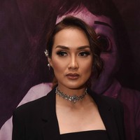 Sara Wijayanto tinggal di rumah bergaya modern minimalis yang disebutnya angker. Artis yang juga cenayang ini menyebut televisi dan peralatan elektronik sering menyala sendiri. Beberapa barang pun sering berpindah tempat dengan sendirinya. Foto: Noel/ detikHOT