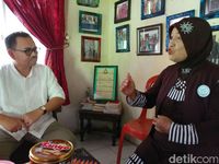 Sudirman Said berbincang dengan Sugiarsi.