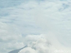 Gunung Sinabung Erupsi 1.500 Meter, Waspadai Aliran Lahar Dingin
