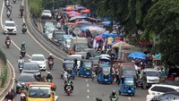 PKL tampak menjamur dan memakan badan jalan di Jalan Kampung Melayu Besar, Jakarta Timur, Sabtu (15/07/2017).