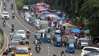PKL Menjamur di Badan Jalan Kampung Melayu Besar