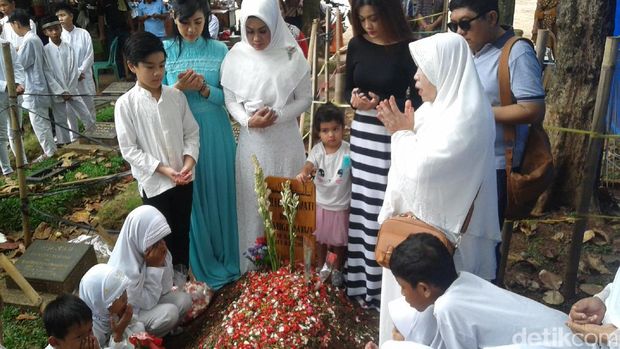 Ultah Jupe di Makam, Putri Ely Sugigi Ngamuk di Instagram 
