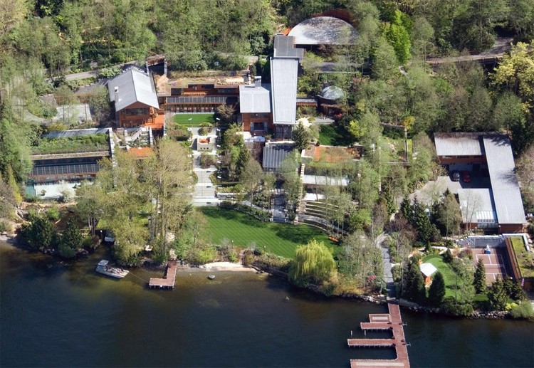 Begini Megahnya Rumah Orang Berharta Triliunan Orang-orang terkaya di dunia memiliki tempat tinggal bak istana. Mulai dari Bill Gates hingga Oprah Winfrey memiliki rumah luas, indah dan dilengkapi pengamanan yang ketat.