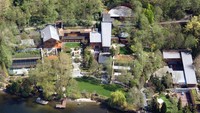 Rumah Bill Gates. Rumah seluas 66.000 kaki ini terletak di Seattle, dekat Danau Washington. Rumah ini dilengkapi dengan kolam renang dan wahana gymnasium seluas 2.500 kaki serta ruang makan seluas 1.000 kaki. Pool/Forbes.