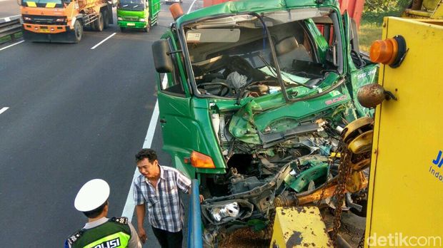 Truk ini Hancur Setelah 'Cium' Kontainer di Tol Porong