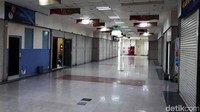 Pantauan detikFinance, sejak pukul 10.00 WIB atau operasional mal tersebut dimulai, hanya ada beberapa toko saja yang nampak dihuni oleh para pedagang. Sisanya, rolling door toko tertutup rapat.