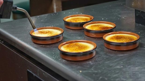 Penyajian creme brulee.
