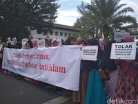 Massa FUU Jabar Tolak Perppu Ormas