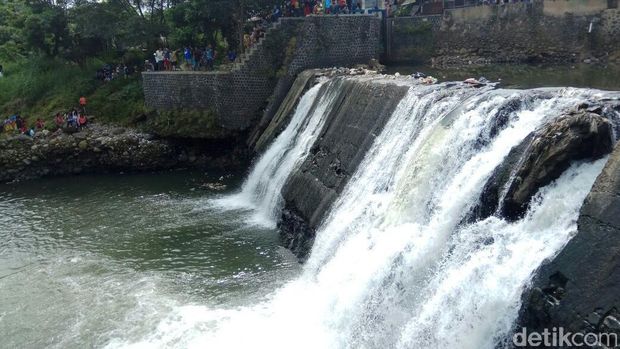 Seorang pria di Bogor tiba-tiba menceburkan diri ke Sungai Ciliwung saat ditegur warga.