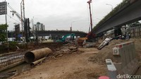 Proyek ini yang menyebabkan kemacetan, underpass. Foto: Wildan/detikcom