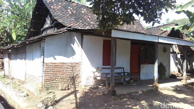 Rumah orang tua Akbar