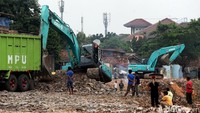 Puing-puing bangunan diangkut dengan truk.