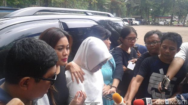 Jupe Ultah ke-37, Sri Wulansih Menangis di Makam Sang Putri 
