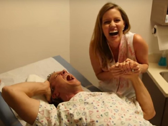 Apa yang terjadi jika pria mencoba merasakan sensasi melahirkan bayi ke dunia? (Foto: youtube/The Holderness Family) Apa yang terjadi jika pria mencoba merasakan sensasi melahirkan bayi ke dunia? (Foto: youtube/The Holderness Family)