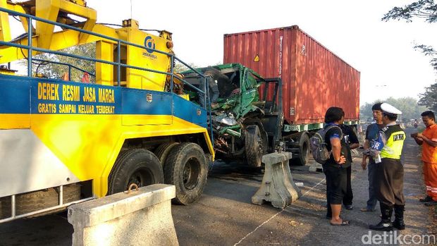 Truk ini Hancur Setelah 'Cium' Kontainer di Tol Porong
