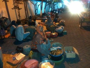 Pemkab Geser Penjual Nasi Boranan ke Dalam Areal Plaza Lamongan