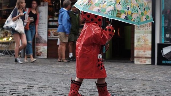 Siapa ya Anak Kecil Lucu Bergaya Ala Ladybug Ini?